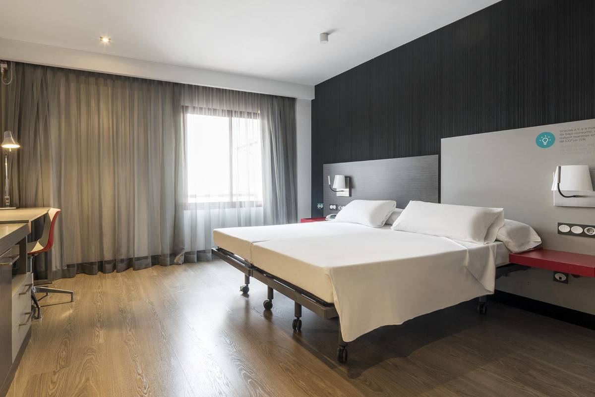 Camera accessibile ilunion suites madrid Hotel ILUNION Suites Madrid